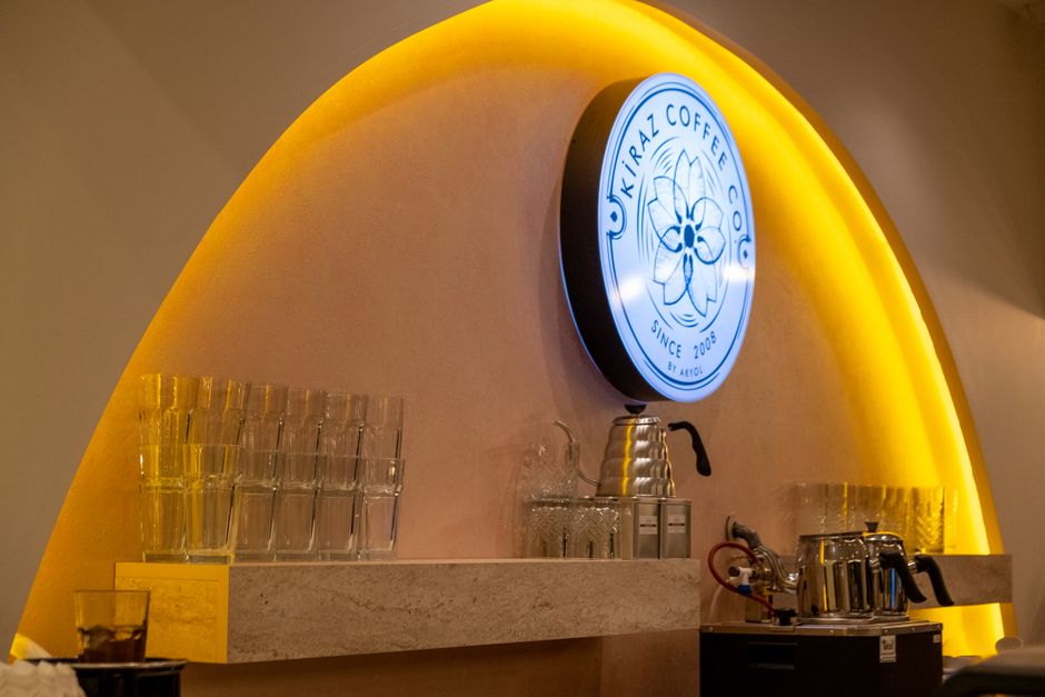 Неоновая вывеска для кафе: расчёт мощности и выбор блока питания